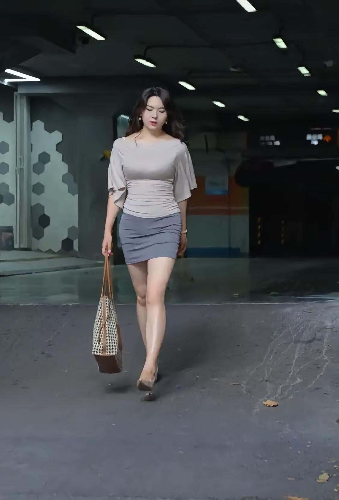 我也是城市里的牛马，早出晚归，舟而复止奔波的风景我在中年场写作