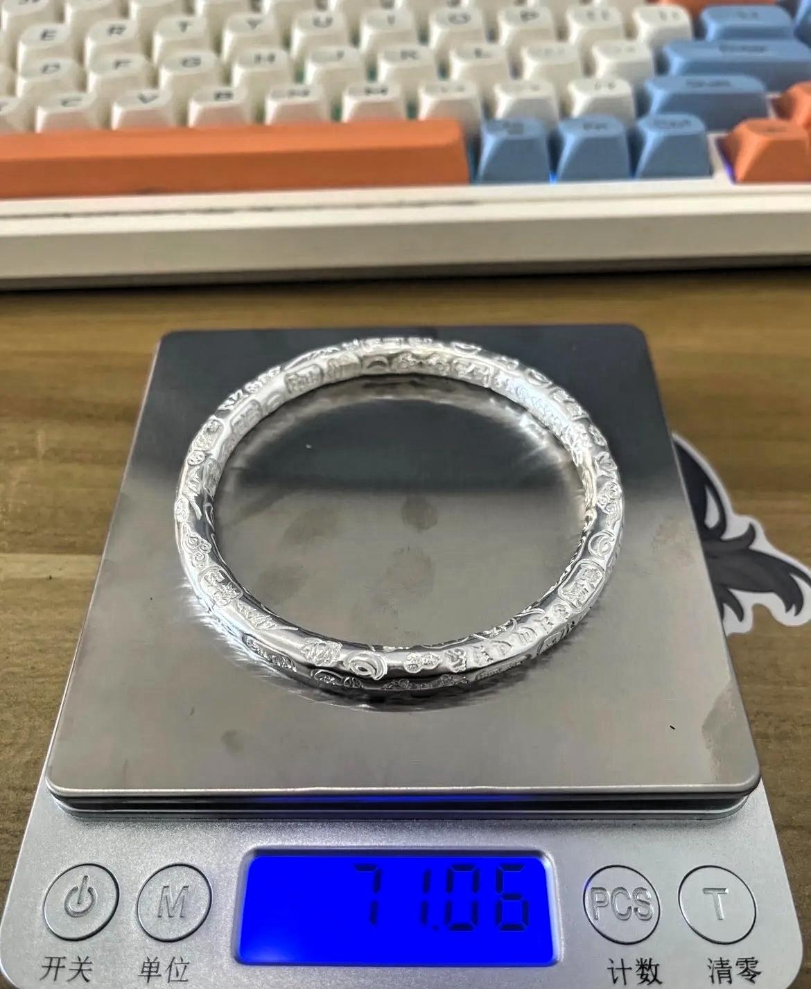家人们，一夜之间，银镯子竟也成了“奢侈品”！1月26号一看，一只71.06克