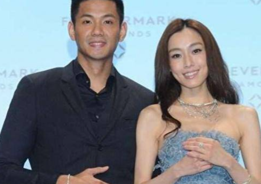 一次演出中，范玮琪看到韩红后，火速上前巴结：“我好喜欢你。”谁知韩红翻了她一个白