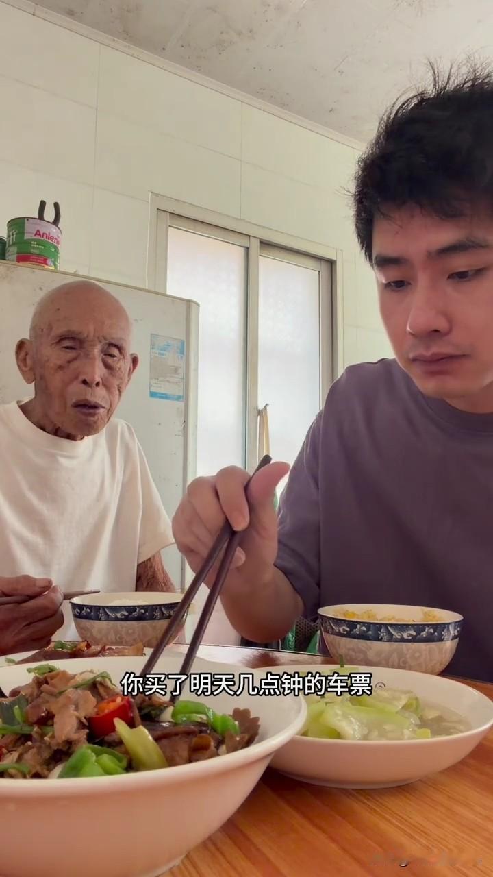 10月18日，黄凯更新vlog，并配文说道：“我上过的学校怎么不见了。”黄凯