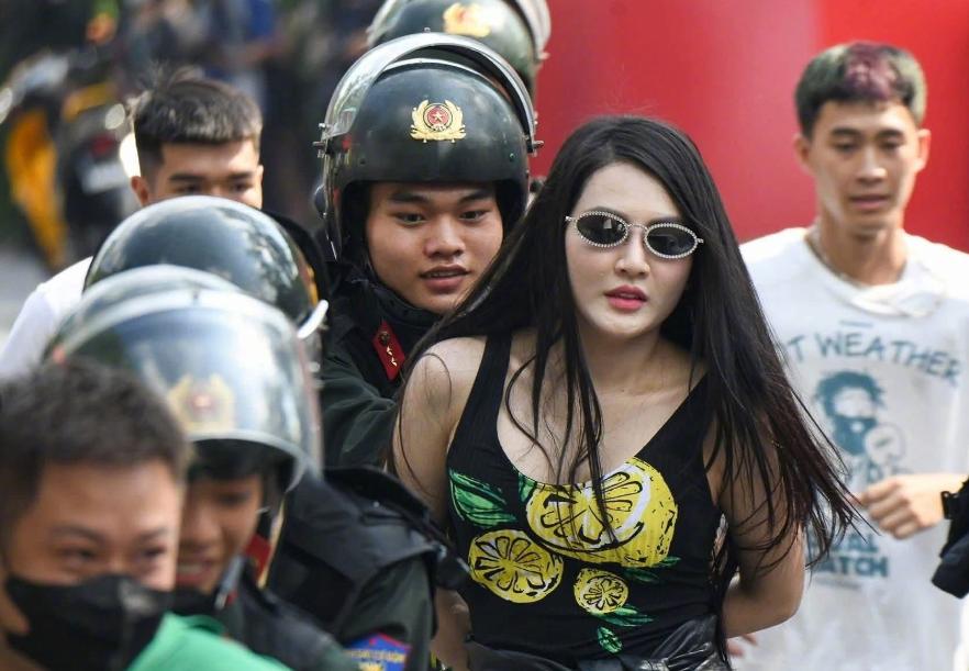 果然漂亮是可以为所欲为的，就连女暴徒也遭到了众人追捧，可能这就是漂亮带来的后