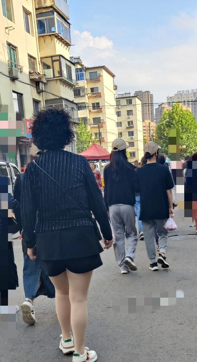 第一眼看到这位60+的大姐，我的第一感受就是，她太勇敢了！其实现在丹东的天气，