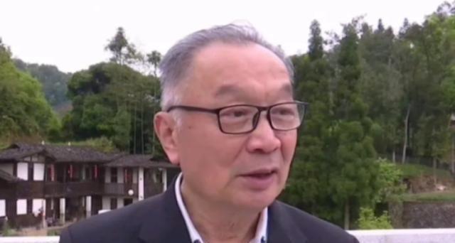 温铁军一语点醒梦中人：“咱们干嘛非得学西方那一套？把农民都撵进城，在水泥森林里搞