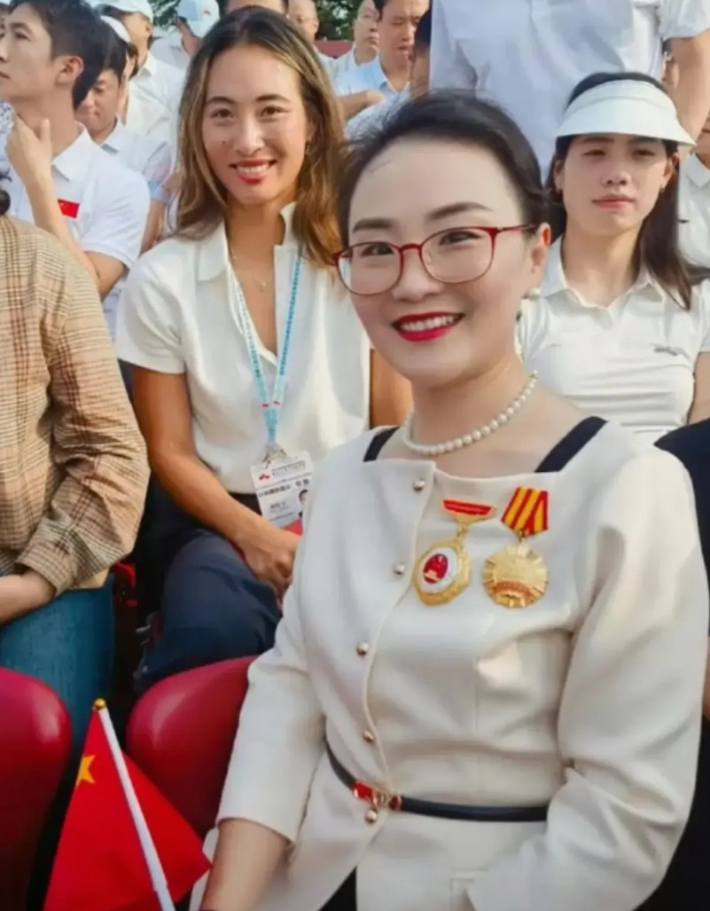 难怪郑钦文没有参加美网，原来是受邀参加阅兵了坐在观礼台上，郑钦文笑的非常开心