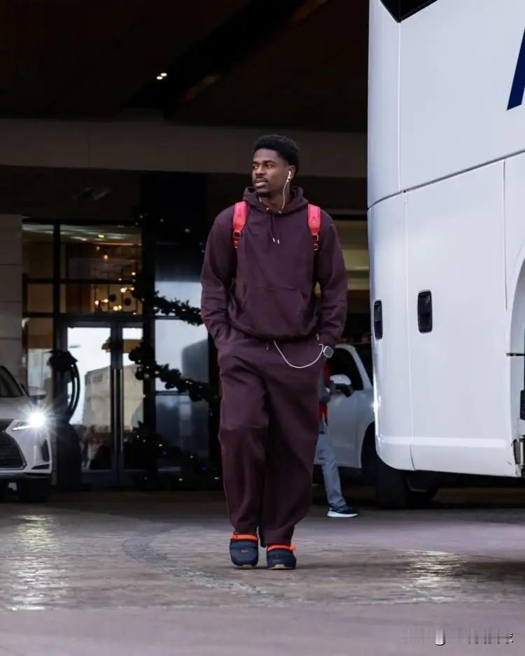 火箭大将霍勒迪真是给机会不中用啊！在今天火箭客场以98：111输给国王的比赛中，