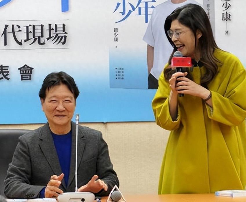 郑丽文出现在赵少康新书发布会，的确是让大陆网友大吃一惊！1月20日，赵少康举