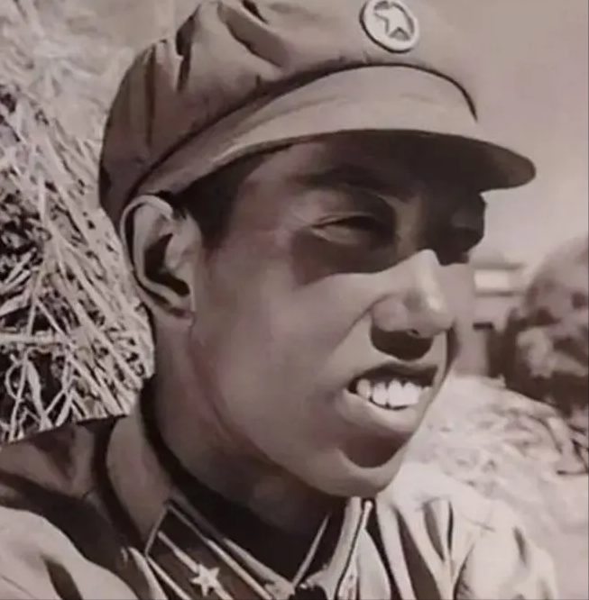 1963年，国庆阅兵仪式上，毛主席看见一位年轻的少尉正在观礼，突然询问他的名字，