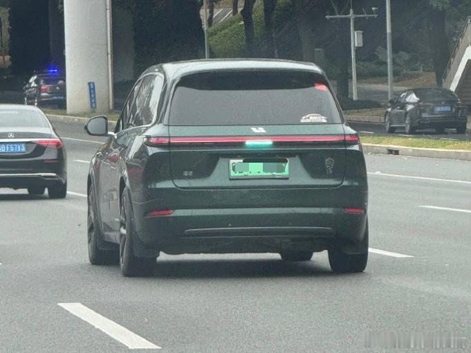 当你用上智能辅助驾驶后大v聊车有车友说，辅助驾驶小蓝灯能减少路怒症！想想还真是！