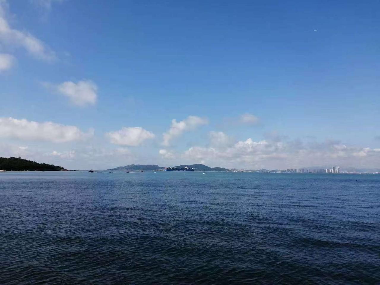 全市雨雨雨+气温降降降？此时此刻青岛的天瓦蓝瓦蓝的，说好的暴雨呢，等了半天就这