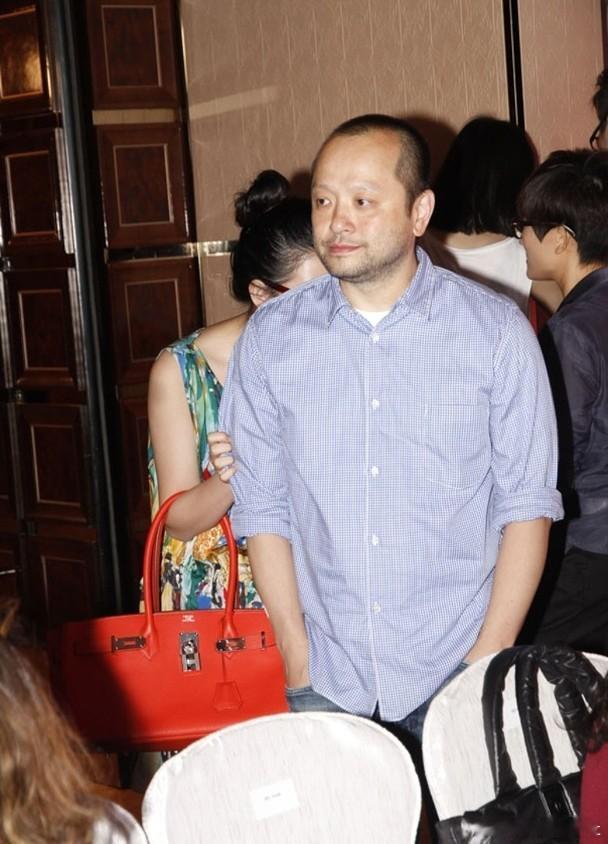 女星邱淑貞於1999年10月與香港時裝品牌創辦人沈嘉偉在日本結婚，婚後育有三名女