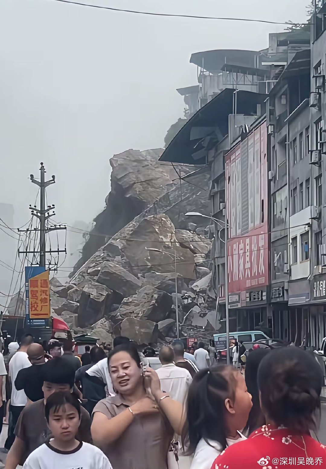 太惨了，救援都不好救，全是大石头，挖机这些也不知道能不能挖的动。吊机能不能吊的起