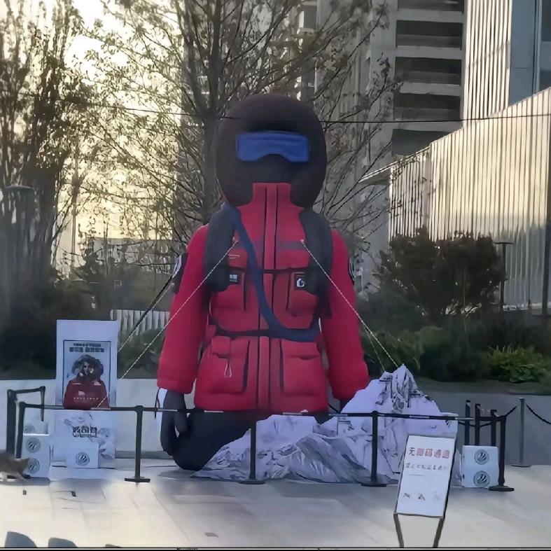 波司登把“羽绒服人”跪街上，是想让消费者给它磕头买单？真服刷到波司登这张图