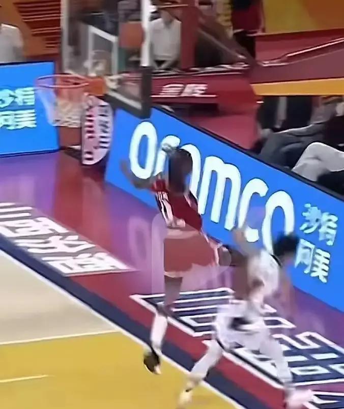 漏判直接把冠军送掉？昨晚广东最后8秒，徐杰冲到技术台：回放清楚拍到米提整只