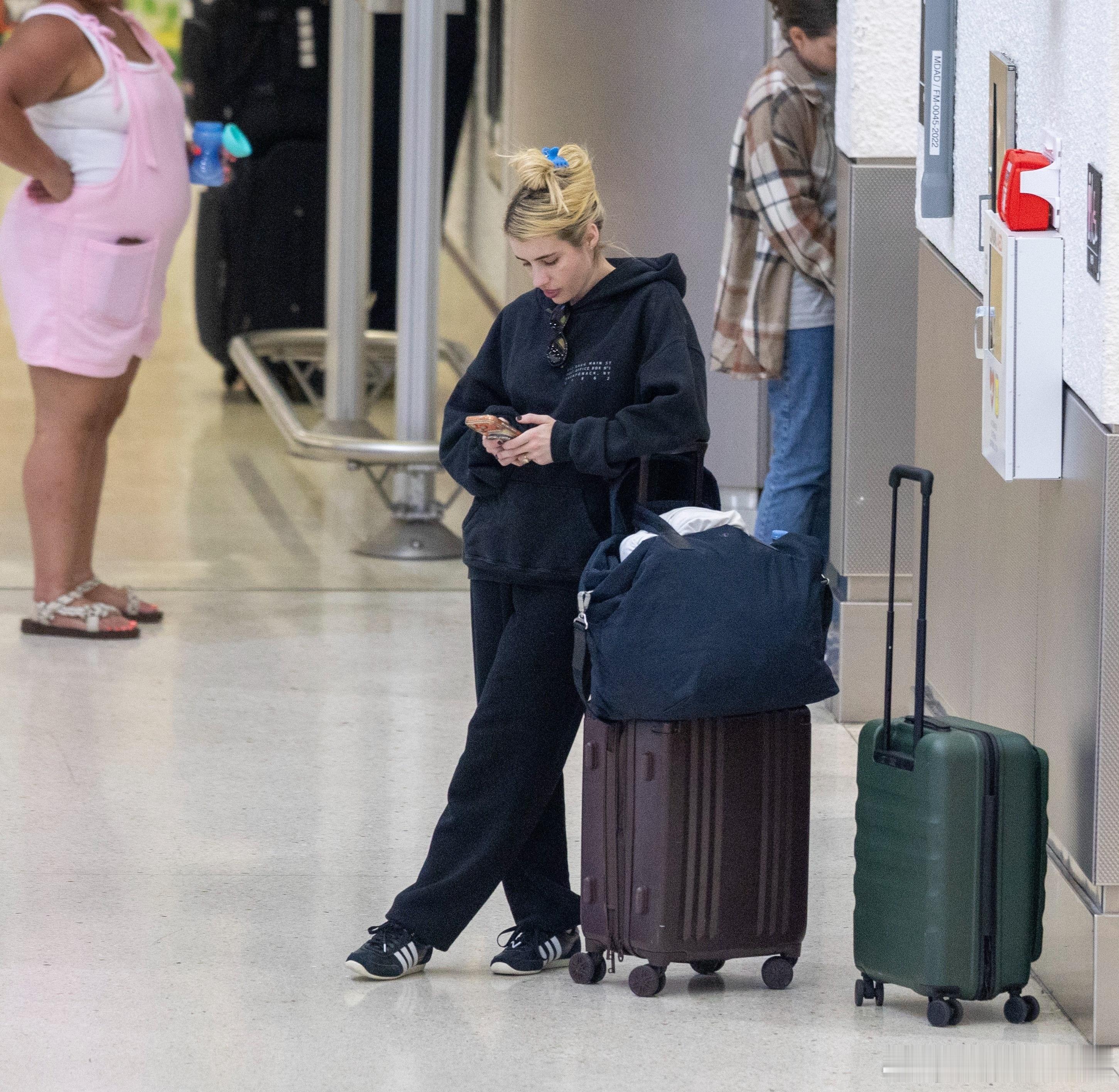 EmmaRoberts艾玛罗伯茨和未婚夫CodyJohn抵达迈阿密机场准备搭