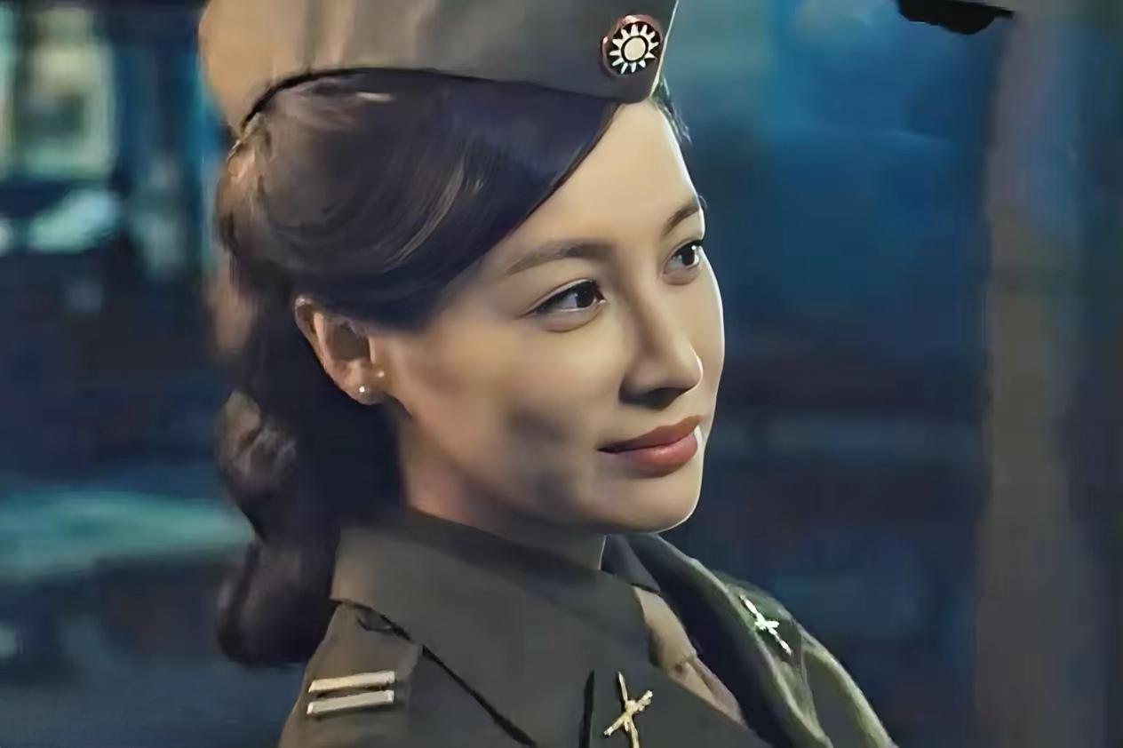 追剧《沉默的荣耀》昨晚美女演员隆妮饰演的黎晴闪亮登场，观众眼前一亮，高挑的个子，