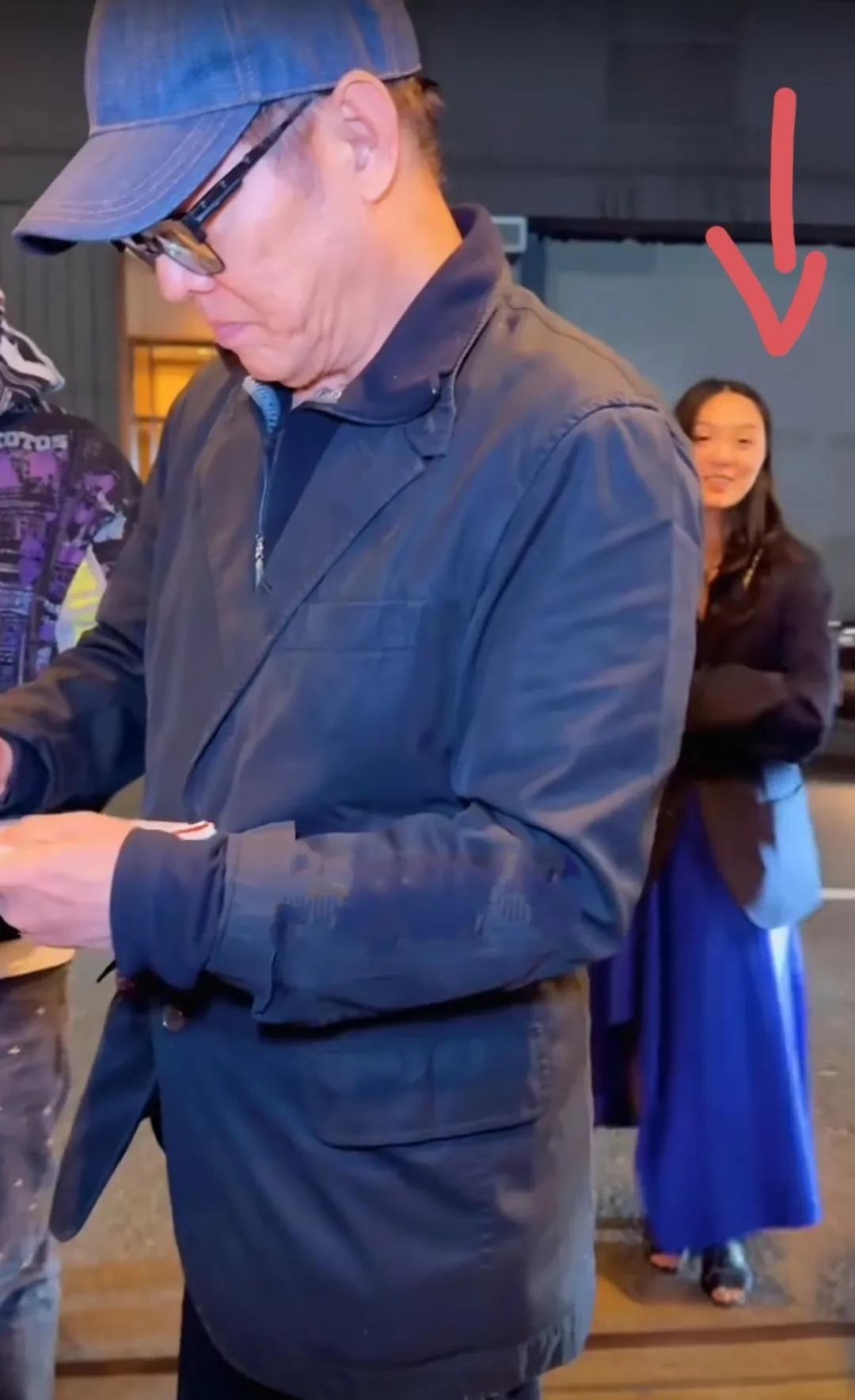 李连杰到底是国际明星，这知名度没得说！近日，李连杰带着女儿现身纽约街头，一下车