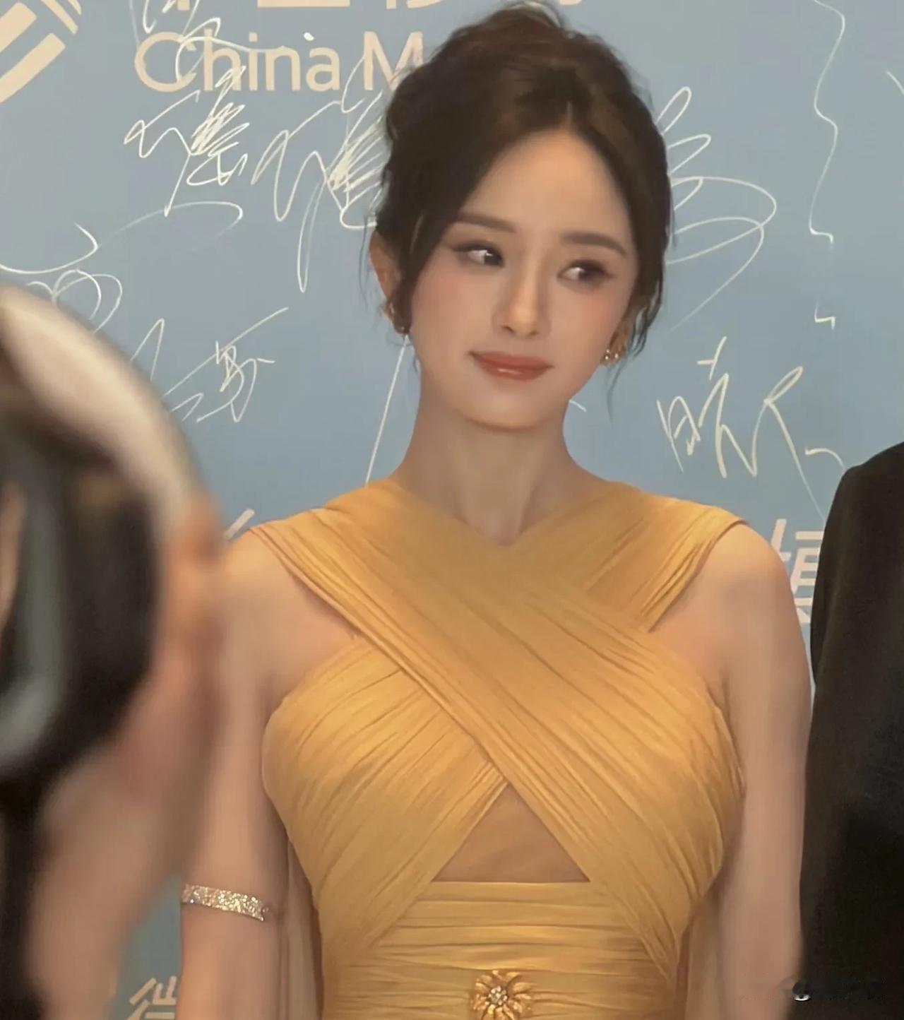 杨幂今年的颜值和状态都非常的奈斯，因此有网友说，自己作为杨幂粉丝也觉得，今年她状