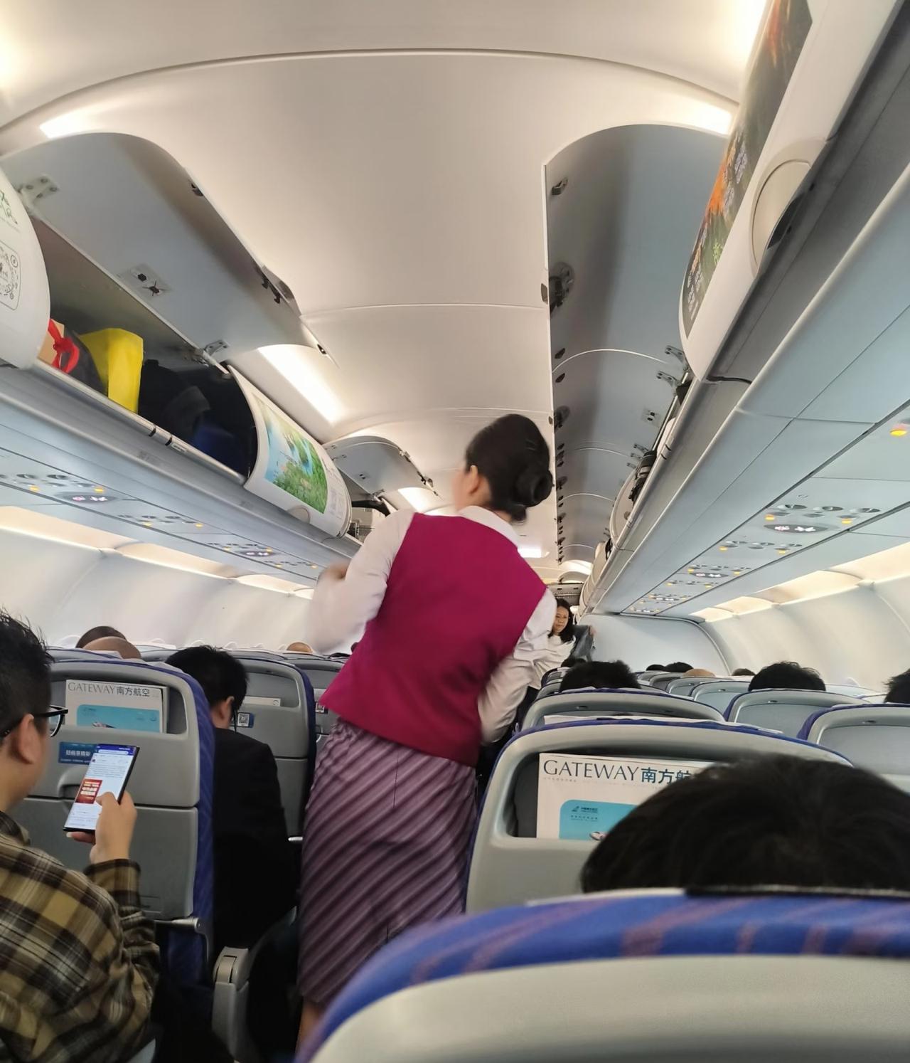 飞机餐成家常菜，航空公司睁只眼闭只眼，乘客东西去哪儿了？我同学在南航当了五年安