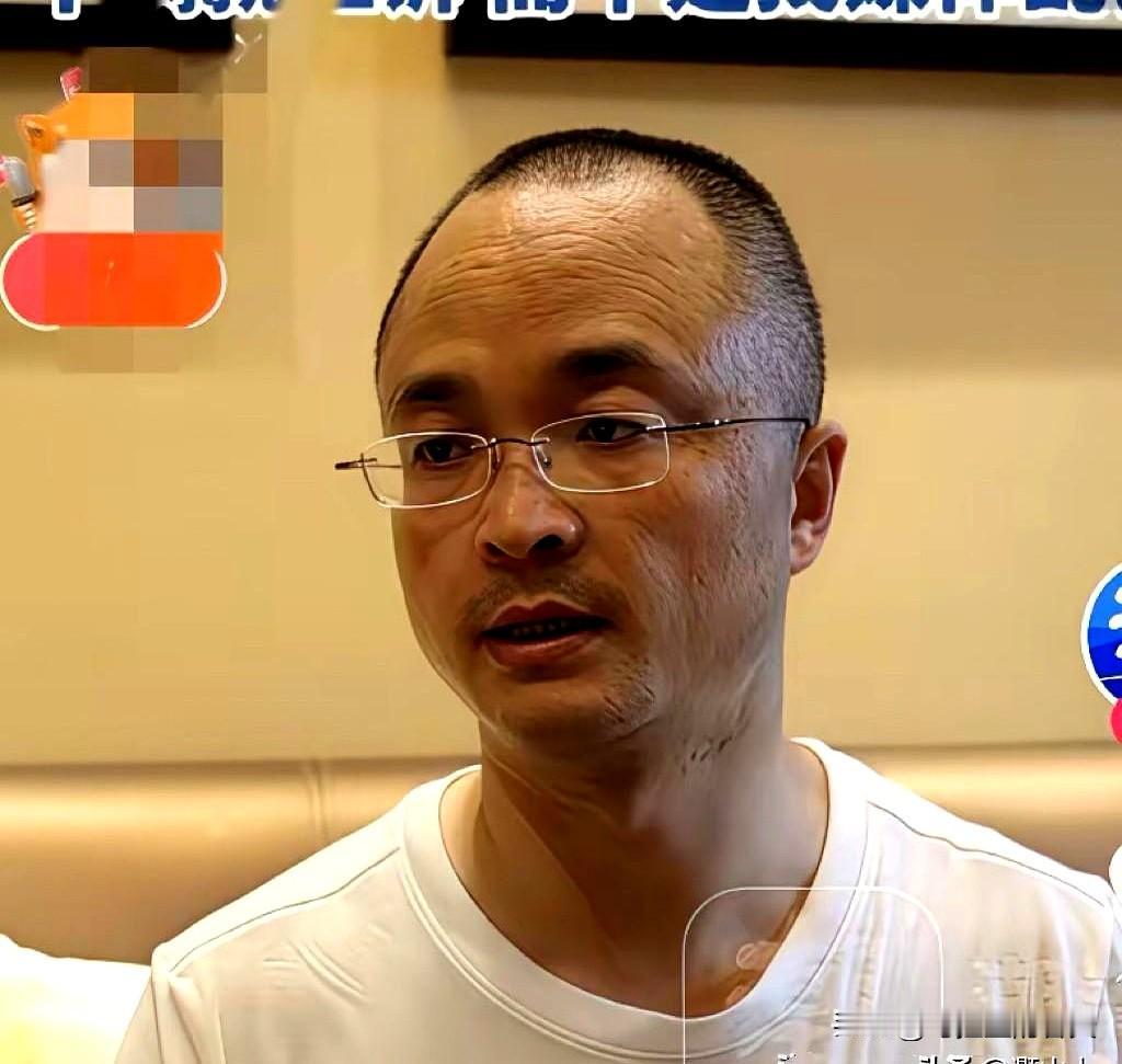 两兄弟为一套房撕到台前，母亲偏着大儿子，小儿子握着“把柄”要公开，转眼家丑冲上热