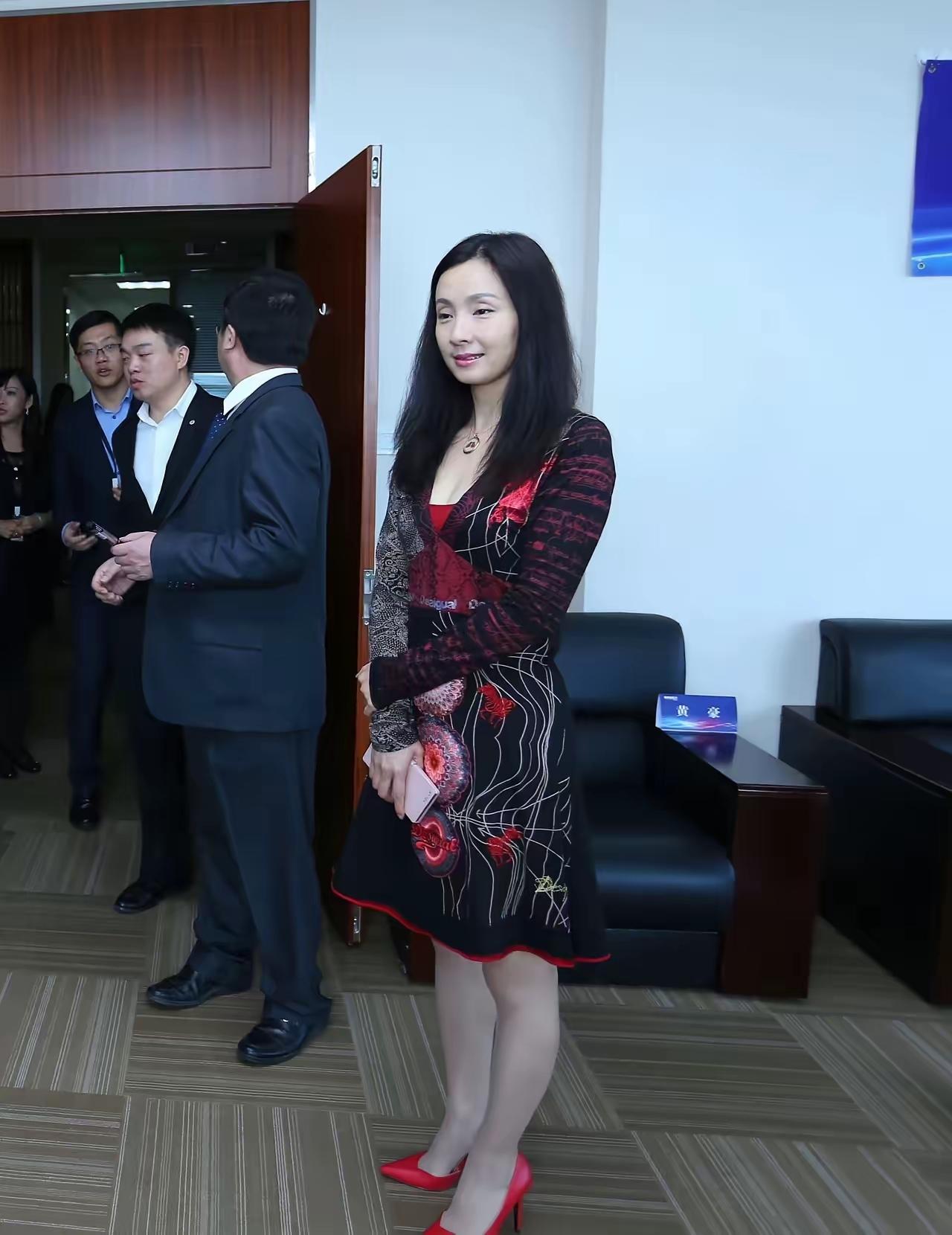 当年的她多火也算是顶流了吧她的颜值巅峰应该是出演汉武大帝那会现在