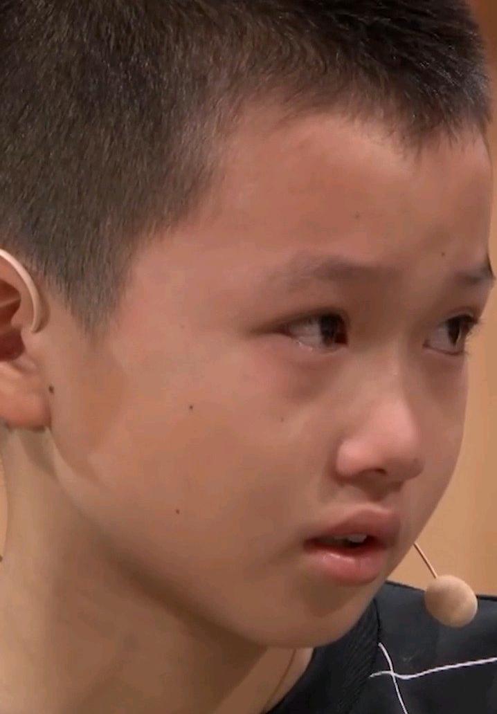 刷到江苏这个视频真的破防了，六七岁的孩子看着妈妈的摆摊车被收走，眼泪止不住地掉，