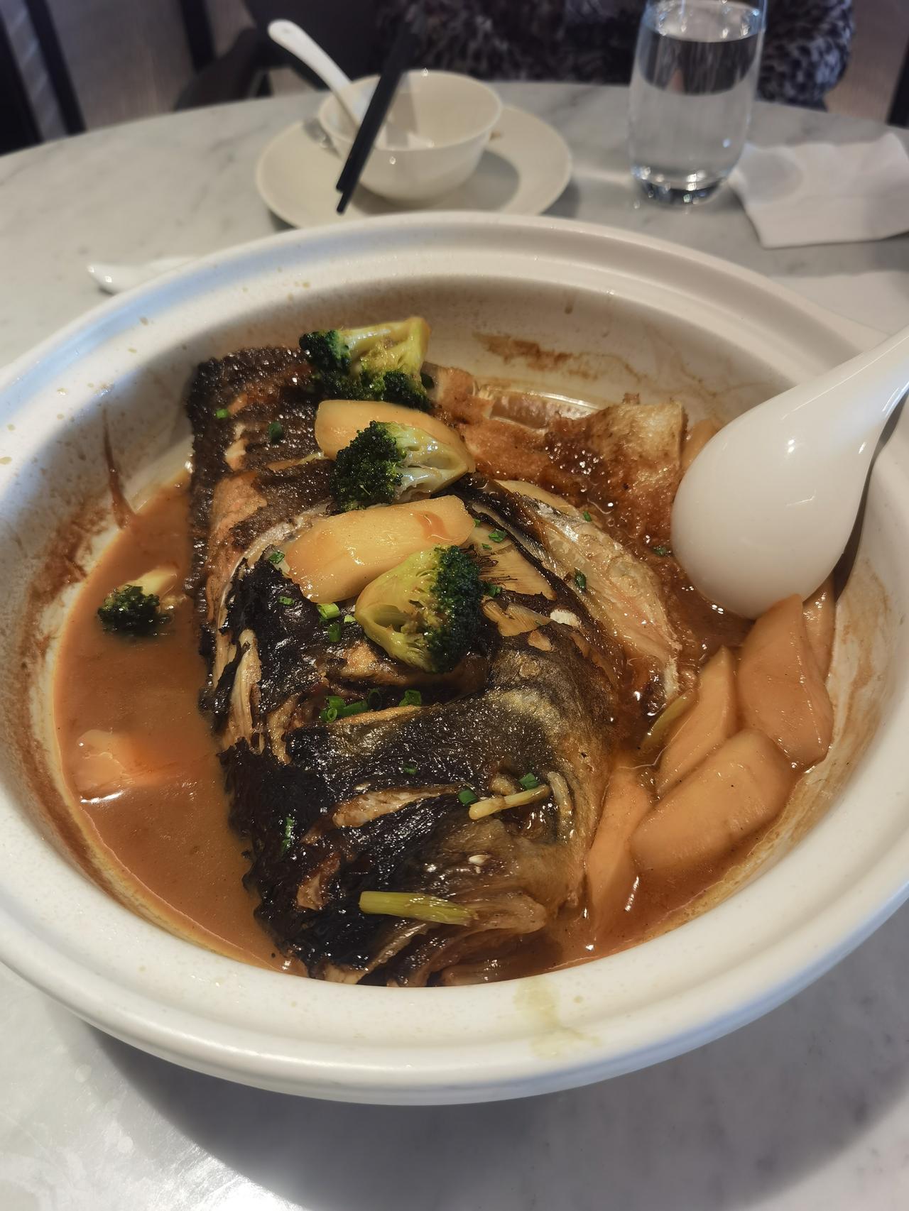 今天和好友在洲际酒店彩丰楼“奢侈”了一把，点了个年糕鱼头，298元。两个老太