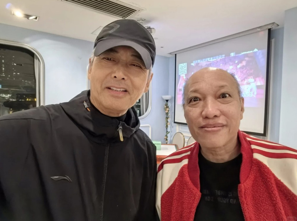 近日，周润发低调宴请昔日TVB外景组的近百名旧同事于酒楼聚餐。在聚会中，发哥完全