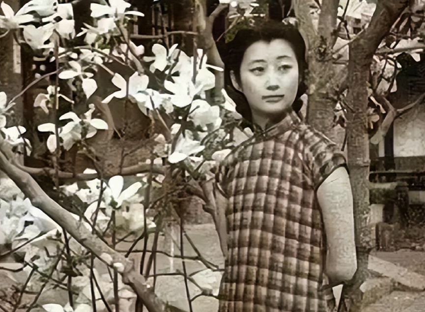 张学良90岁那年，回首往事时，他咬牙切齿地说：“此生最喜欢的女人就是唐怡莹，但这