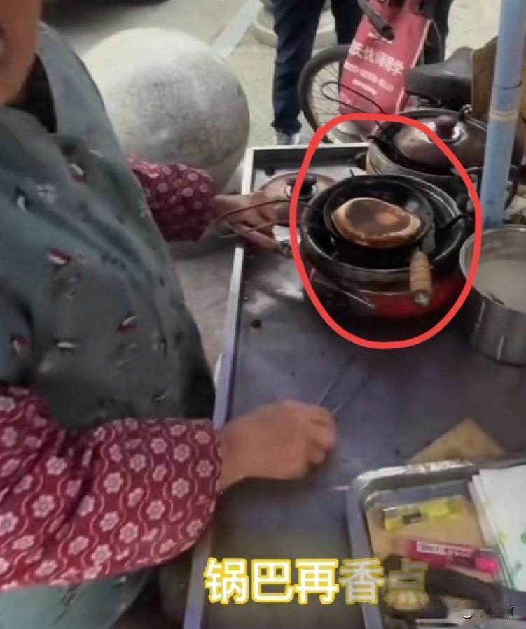 还说要改脾气的成都蛋烘糕阿婆，还是忍不住又和顾客怼上了。这次真要站顾客了，人