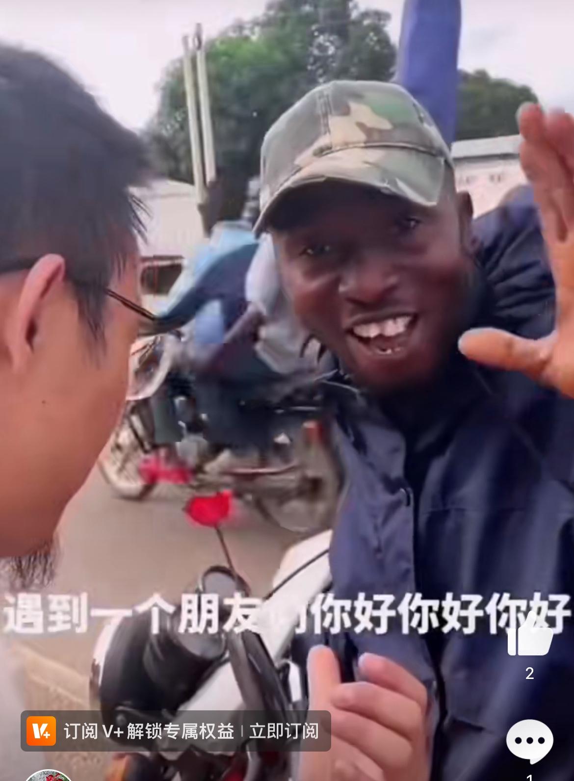 非洲偶遇厦门大学留学生开摩的，不知道真假，看他中文很溜，在中国待过很久一定是真的