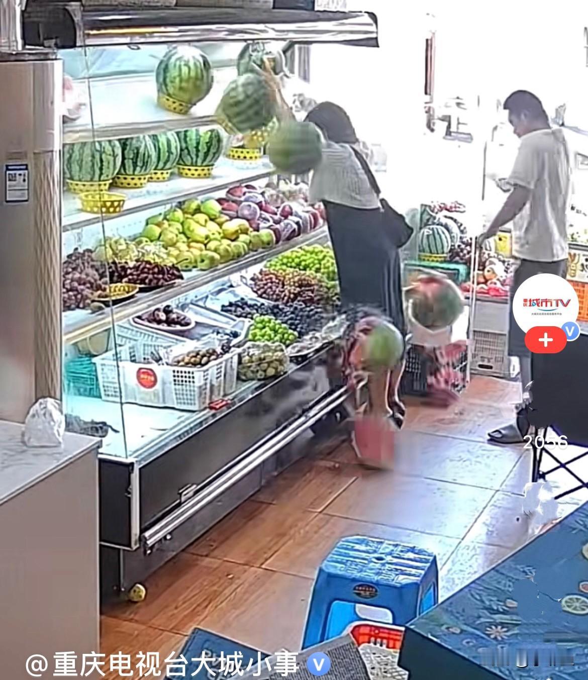 近日，四川一家水果店里，货架整整摆了四排货品，又高又密，最重、最沉的大西瓜，商家