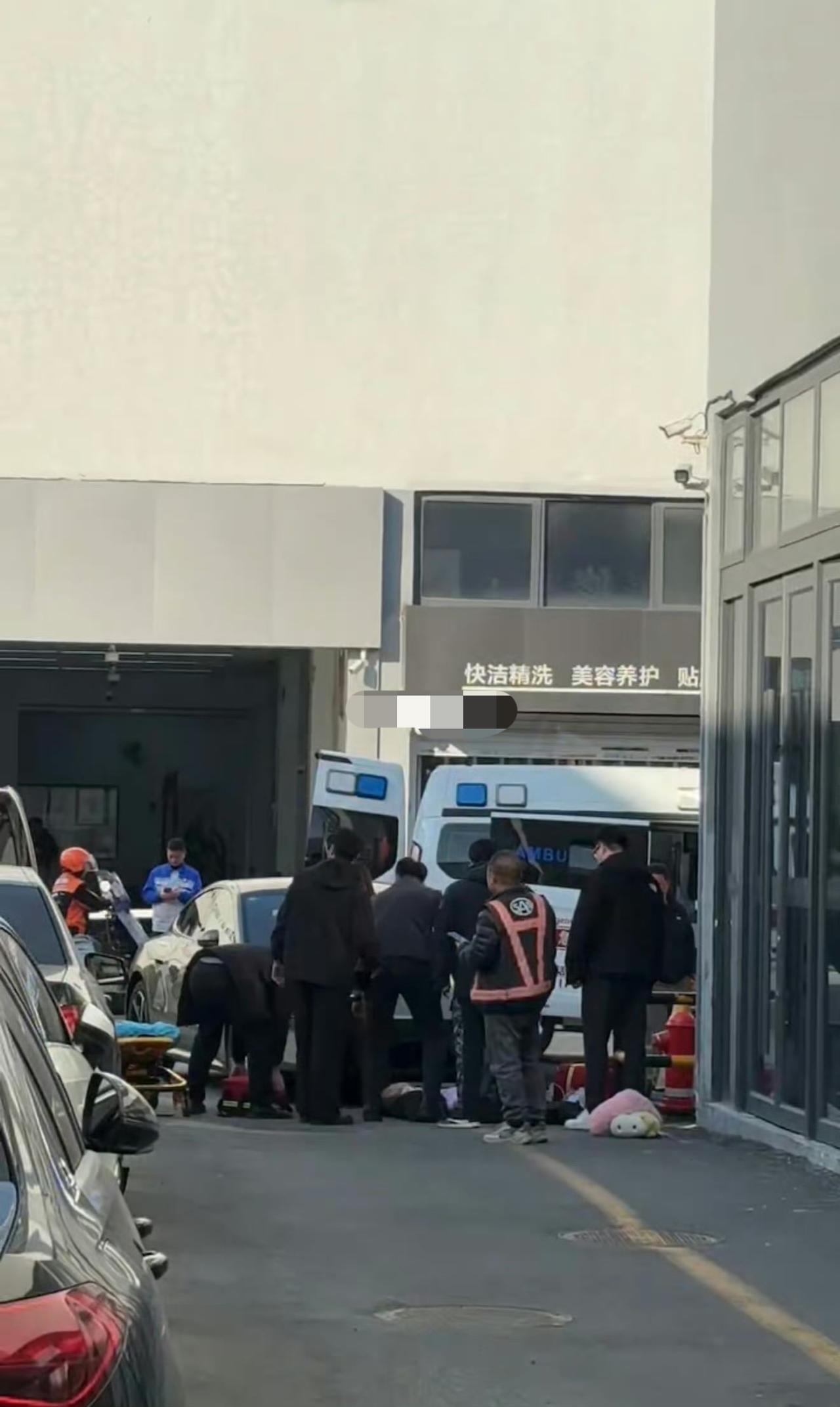 杭州某米交付中心发生车祸，一刚提新车的车主把一个销售给撞了，人生死未卜。这是提车