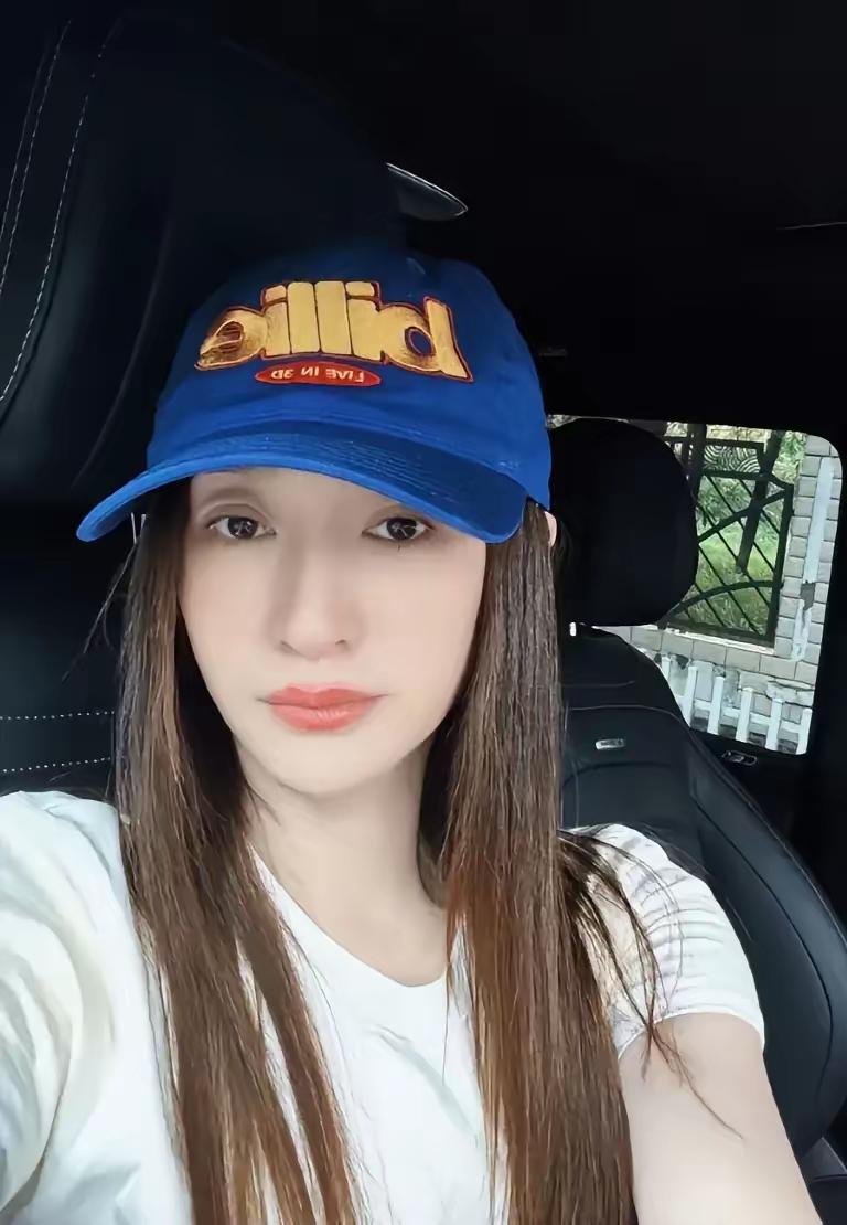 演了几十年戏的女演员，在这个年纪才攒够钱买了一辆奔驰大G，是不是可以从侧面反映出