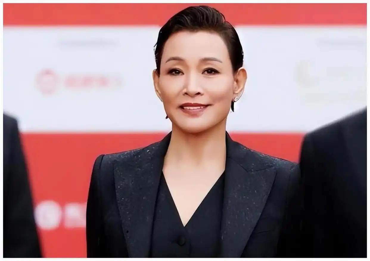 陈冲结婚6年，因为之前有过流产，很难再怀孕，于是她和老公从中国领养了一对双胞胎女