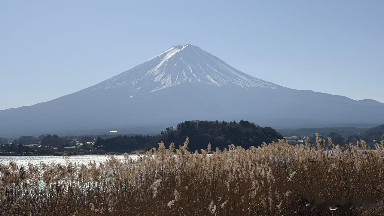 实拍富士山下的平静，刚收到日本7.8级地震的消息…“这是去年在日本拍的富士