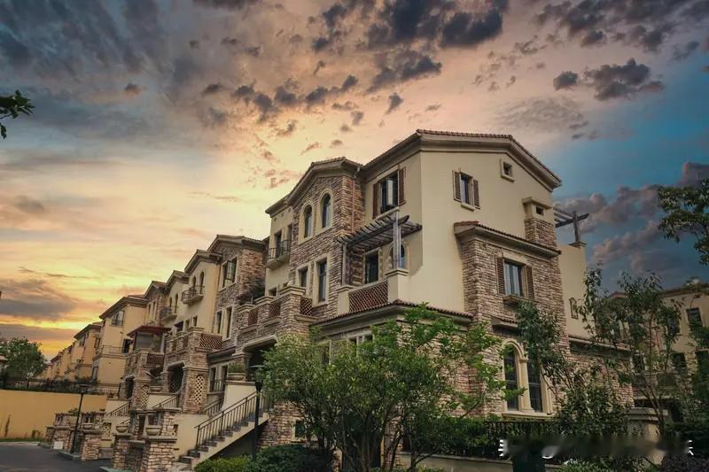 现在房子里面最保值的，依旧是主城区的稀缺地段别墅。一个是这些别墅本来地段就比