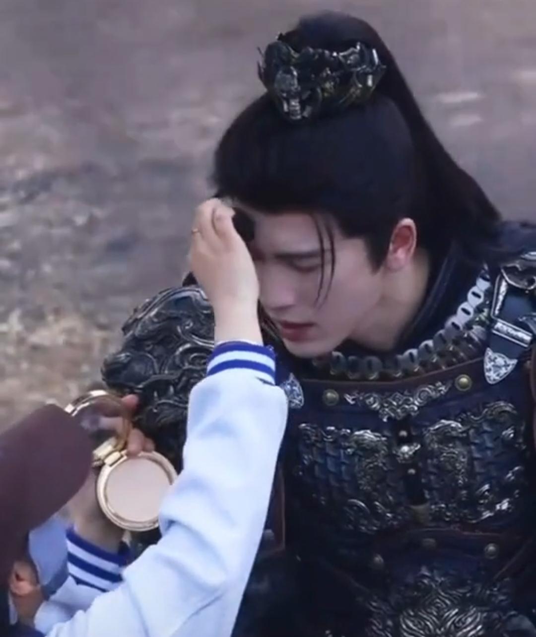 张凌赫在演戏时是这样的，导演喊停，化妆师立刻上前补妆。骑的马是假的，用的武器假的