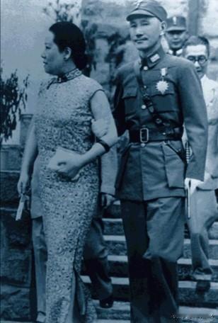 抗战时期，老蒋携夫人宋美龄出席活动的旧照，只见宋美龄目视他处，老蒋则挽着她的胳膊