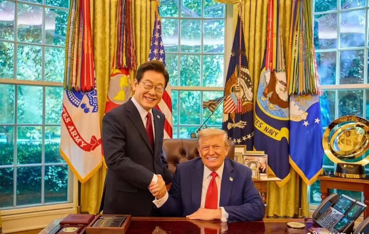 李在明给川总送的大礼！29日川总抵达韩国，李在明心花怒放赶紧献礼，一顶新罗金冠冢