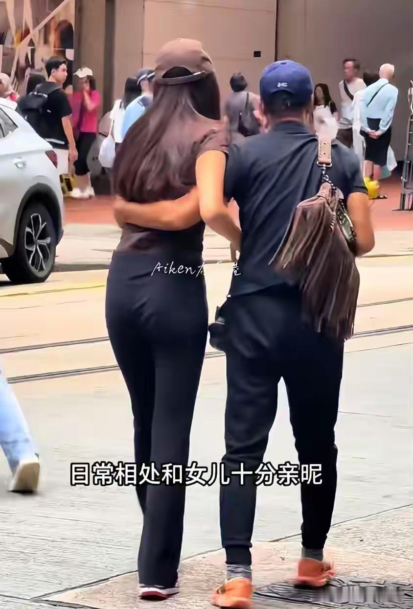 71岁任达华现身香港街头，任晴佳胸大腿长太吸睛，牵手搂腰引热议
