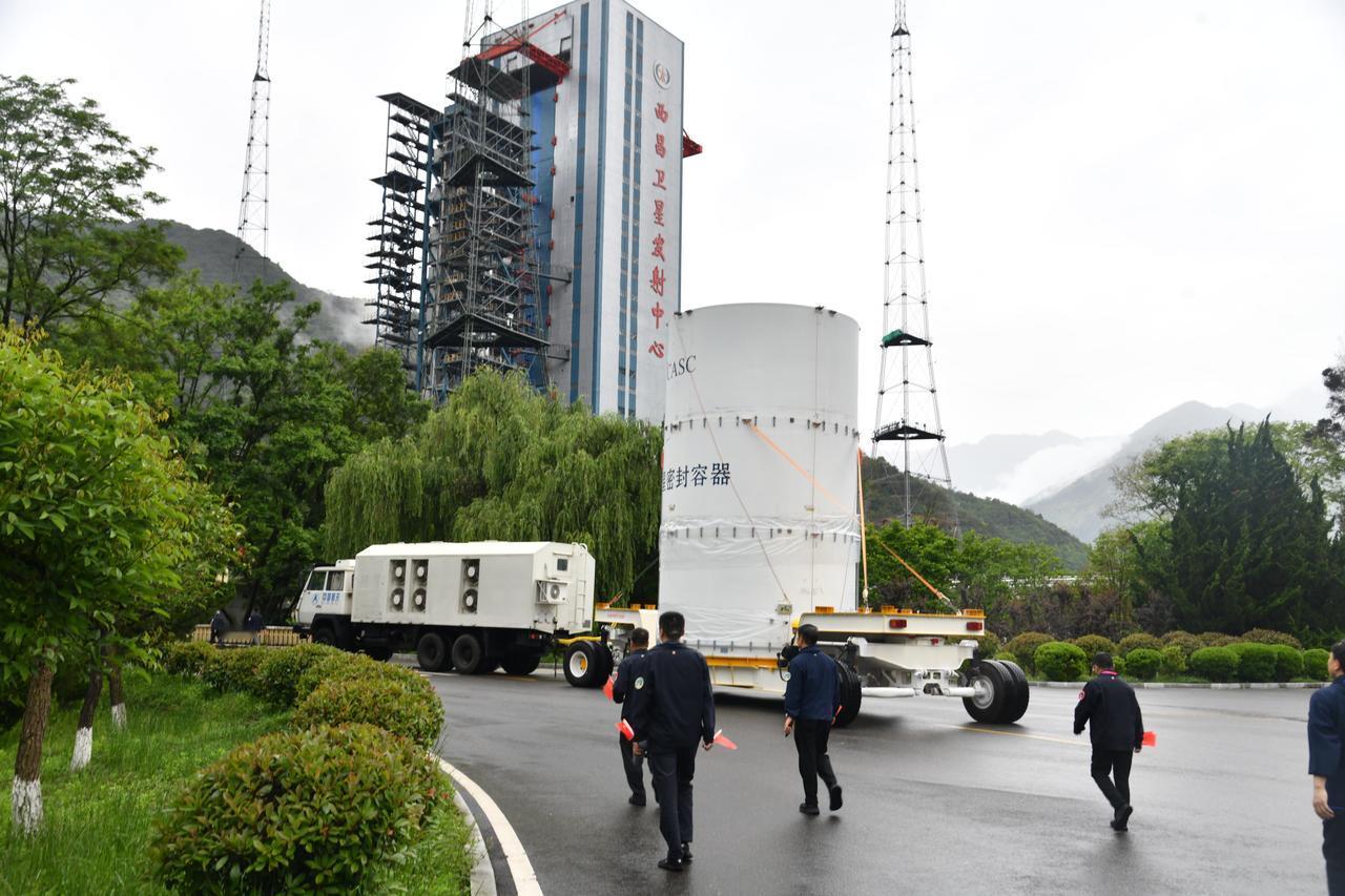 天问2号转运到发射区，历时10年的太空任务5月底就要择机发射了。天问2号探测器