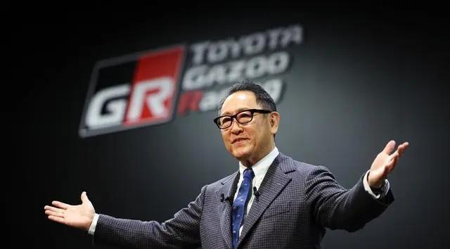 丰田章男在接受采访时说：“我心目中的跑车必须有汽油的味道和发动机的轰鸣声。”他还