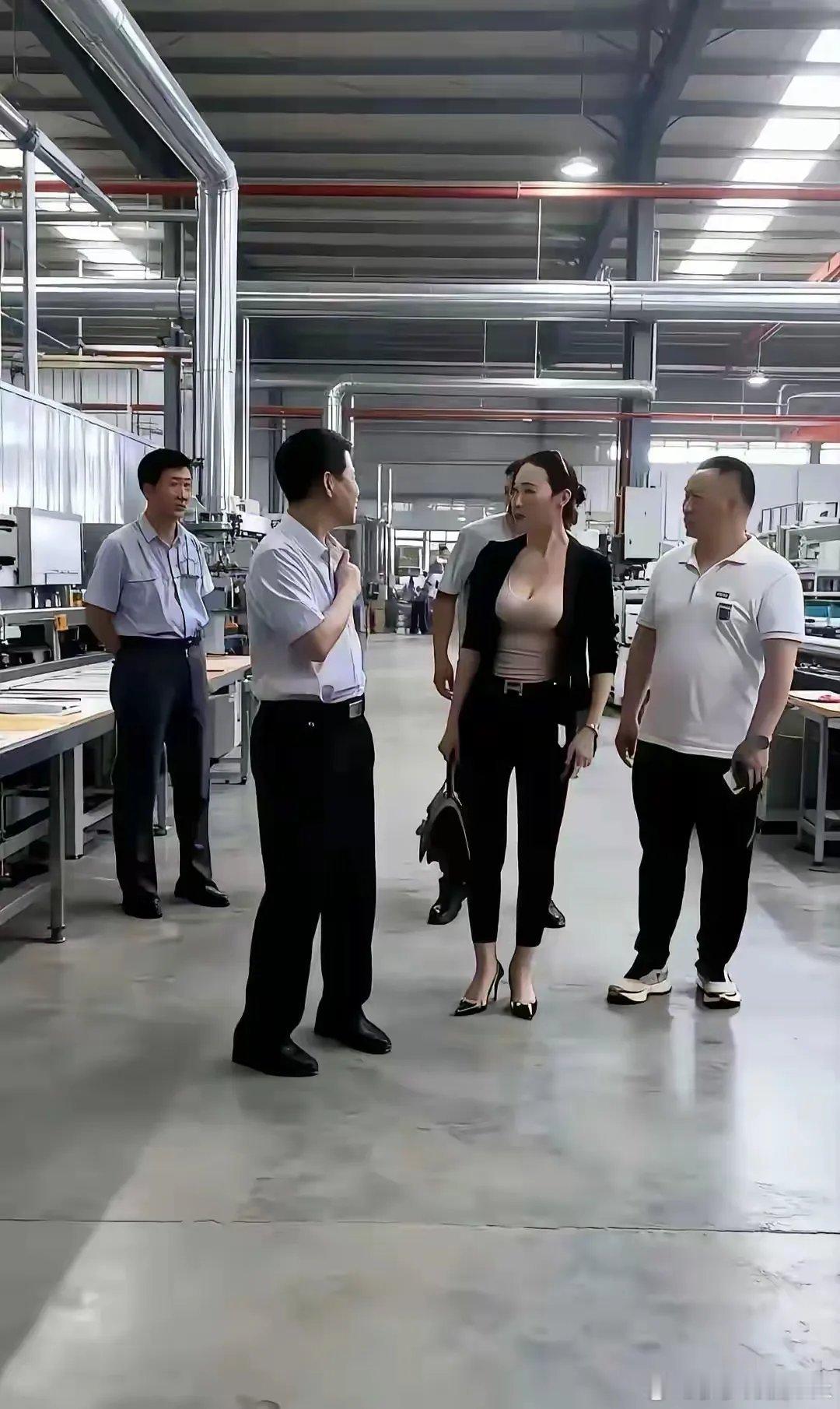 领导又来视察了，她咋这么闲啊