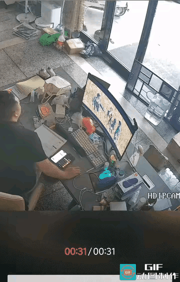 两个大活人都看不住一个小孩子，刚会走的孩子打开挡板直接跑到大马路上，太危险了。