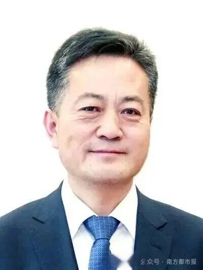 管新民, 不信马列信鬼神, 参与迷信活动, 追求低级趣味, 沉迷打麻将