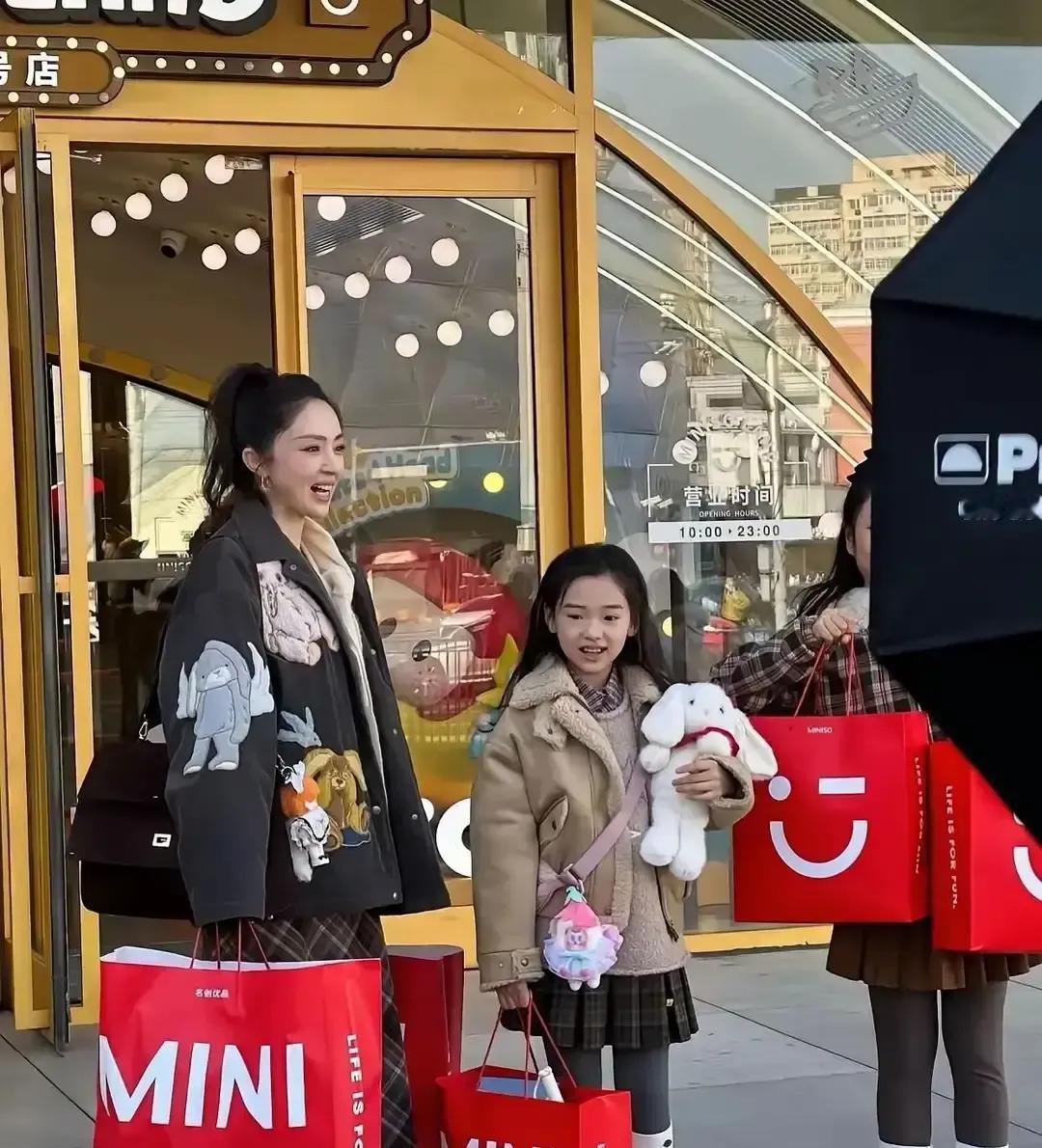 当别的星二代还在秀限量款，董璇7岁的女儿已经攥着自己赚的钞票去购物了。这不是啃