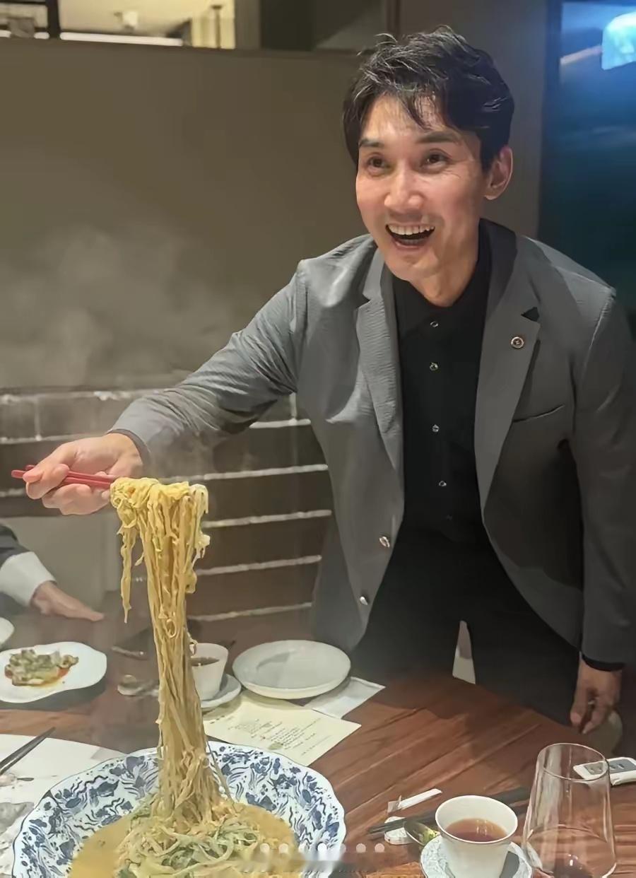 不愧是香港顶级女明星，硬是把小9岁的老公，硬是熬成比自己还老，还沧桑了