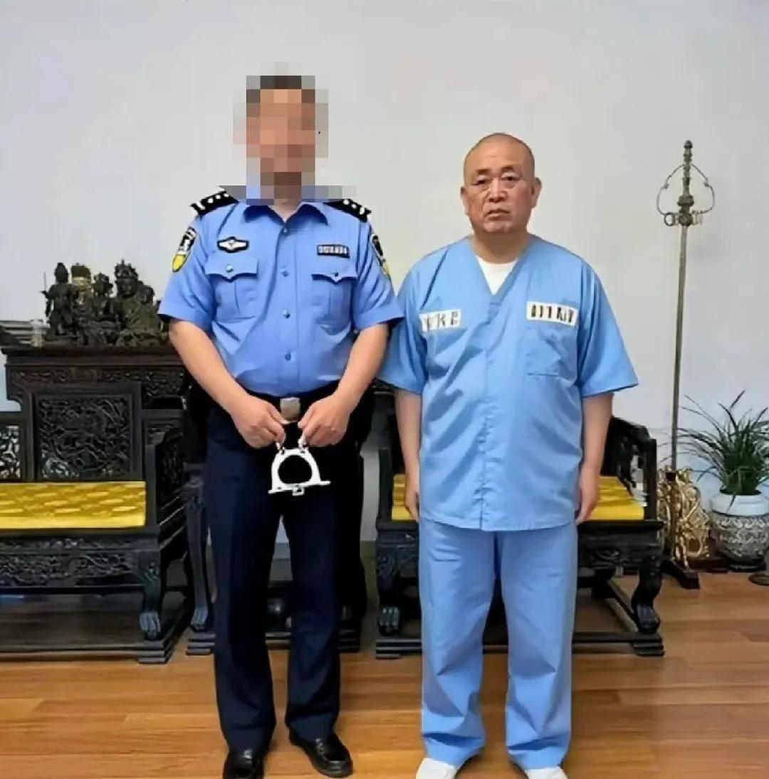 网上看到张图，说大和尚穿这身蓝衣裤比袈裟顺眼多了。然后下面有句神评：都不用理