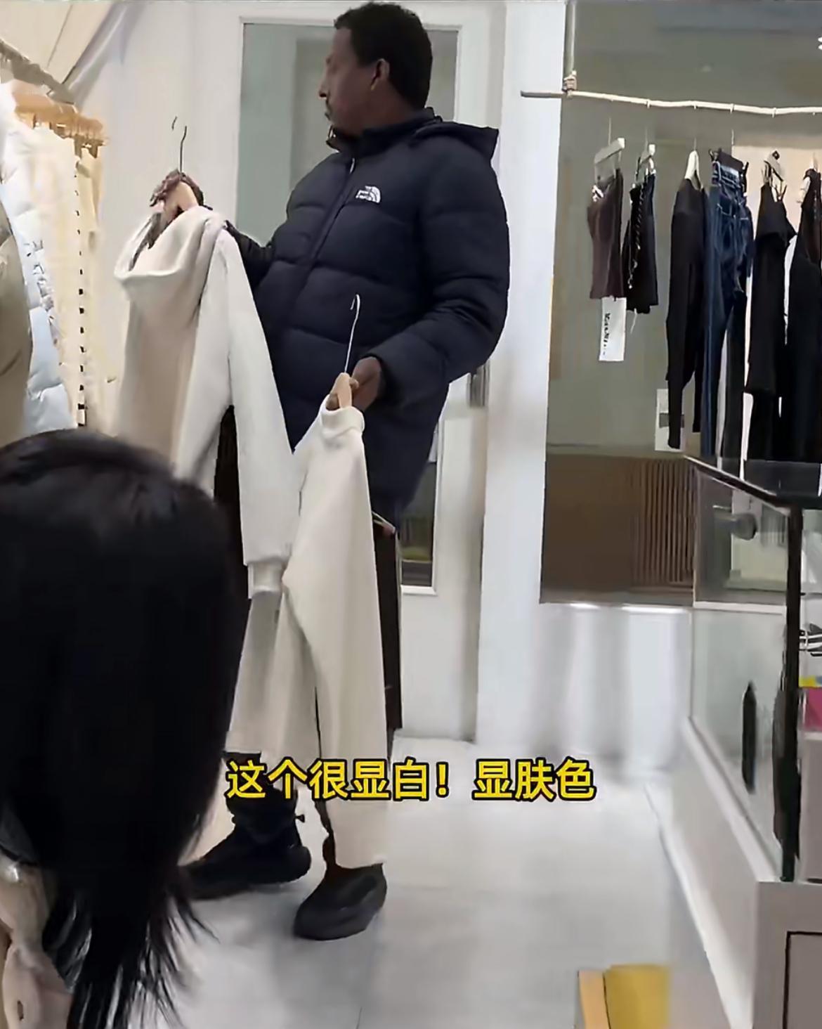 老外在中国一服装店买衣服，拿起卫衣问店员多少钱，店员“120，显白的很显肤色”