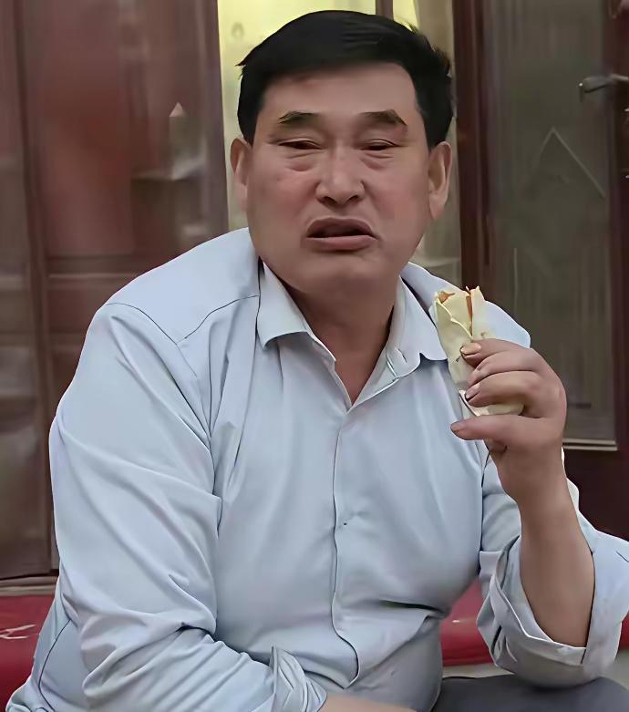 大衣哥唱了十五年翻唱，从来没吃过版权官司，这真不是撞大运撞来的。很多人只看到